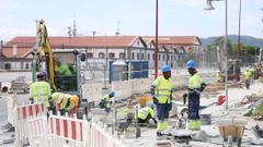 Trabajadores de la construcci�n en Ferrol, en las inmediaciones del teatro Jofre.