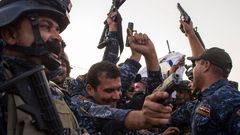 Policías iraquíes celebran la declaración oficial de victoria sobre el Estado Islámico en Mosul