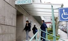 Una usuaria del punto de atenci�n continuada de O Porri�o accede por la puerta de urgencias, la m�s transitada.
