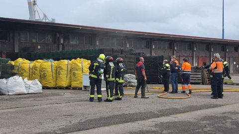 Incendio en un almac�n de pescadores de El Musel