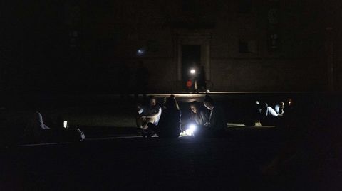 Jvenes en Santiago, la noche del apagn