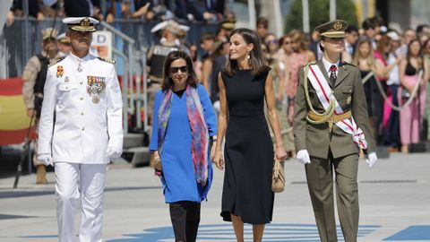 La reina Letizia, en el centro de negro, acompaada por la princesa Leonor y de la ministra de Defensa Margarita Robles a su llegada a la Escuela Naval de Marn