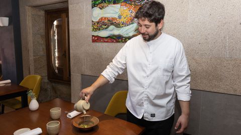Terra. Brais Pichel, en la foto, sirve ravioli hecho con ricota casera e hierbas, consomé de vaca y hierbas frescas. Otro plato que preparó esta semana fue longueirón a la brasa en un escabeche de repollo fermentado
