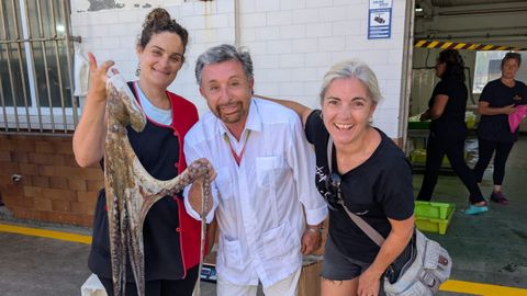 Parada estuvo en la lonja de Malpica, donde convers� con los marineros y las vendedoras ambulantes