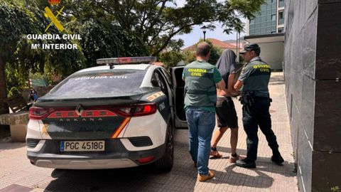 El detenido fue trasladado este martes al juzgado de Cangas tras pasar la noche en dependencias de la Guardia Civil.