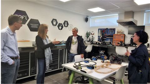 El profesor franc�s Fr�d�ric Rousselle (en el centro) conociendo el aula de tecnolog�a del IES O Cruce (Cerceda)