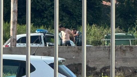 En la imagen, el sospechoso tras ser detenido en la tarde de este sábado en Camariñas.