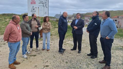 El subdelegado del Gobierno, Julio Abalde, tercero por la derecha, junto al alcalde, Alberto Gonz&aacute;lez, y el resto de la comitiva, ayer delante de las instalaciones de la antigua planta acu&iacute;cola