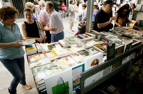 Despu�s de la inauguraci�n, muchos vecinos se acercaron a los puestos de la feria. 