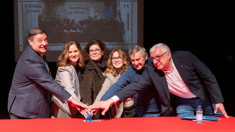 Julio Abalde, Celsa Mari�o, Mar�a Rivas, Nuria Lera, Jos� Manuel Broz y Jos� Manuel P�rez, en el acto de presentaci�n del sello postal conmemorativo de la hist�rica asamblea de nobles y prelados celebrada en 1520 en Melide .