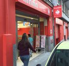 La cajera sufri� un ataque de nervios y se lesion� en la espalda. 