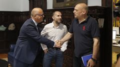 Armando Ojea saluda a Jos� Manuel Baltar ante la presencia de Gonzalo P�rez J�come