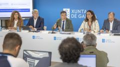 El conselleiro de Educaci�n, Rom�n Rodr�guez, en el centro, durante la rueda de prensa de este martes.