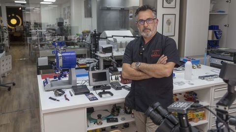 El equipamiento de un taller especializado de relojer�a como el de M�guez supera ampliamente el mill�n de euros