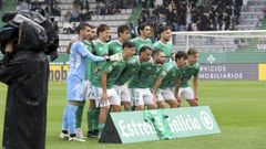 Lucas D�az, de azul, en la foto inicial del partido en la que los jugadores del Racing rindieron homenaje a Pujol por el fallecimiento de su padre.