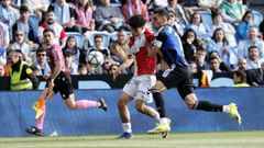 Andr�s Anta��n luchando un bal�n con Dani Calvo