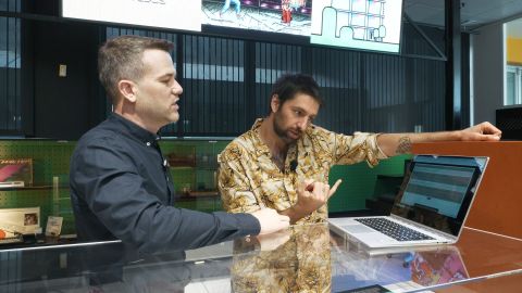 El investigador Javier Parapar, miembro del grupo «e-Risk, HYBRIDS, Consuer Health Search» del Citic, muestra un plug-in que ha desarrollado para detectar de manera temprana trastornos mentales.