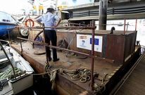 El director general del astillero, en la estructura en la que se prob� el nuevo sistema.