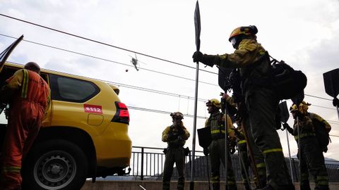 Bomberos de Asturias trabajan para extinguir las llamas en un incendio forestal