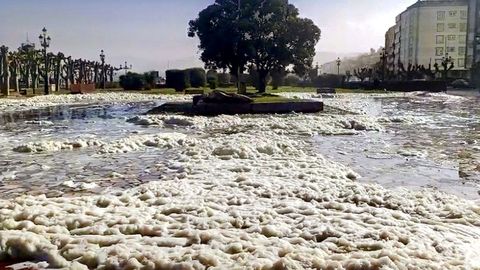 A Palma, en Baiona, cubierta por la espuma de mar