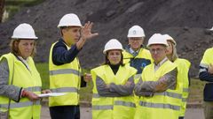 El secretario de Estado de Medio Ambiente, Hugo Morn (d), la delegada del Gobierno en Asturias, Adriana Lastra (2d), y la presidenta de la Confederacin Hidrogrfica del Cantbrico (CHC), Brbara Monte (i), visitan el viernes las obras de mejora de las instalaciones de la Estacin Depuradora de Aguas Residuales (EDAR) de Maqua, en Avils