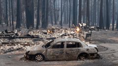Una casa y un coche calcinados en la localidad de Grizzley Flats, en California