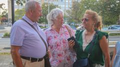 Ana Mar�a Pati�o (a la derecha) se reencuentra con Jes�s Varela, el hombre que encontr� la cartera extraviada, de gran valor sentimental