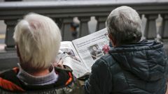 Dos personas leyendo el peri�dico