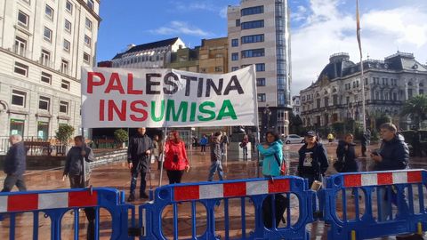 Ambiente de los manifestantes en la plaza de la Escandalera los minutos previos al incio de los Premios Princesa de Asturias 2023.