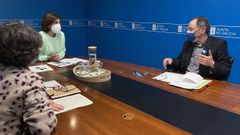 La conselleira de Medio Ambiente, Territorio e Vivenda, �ngeles V�zquez, con el alcalde de Beariz, Manuel Prado