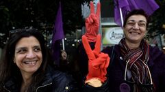 Trabajadoras del servicio de limpieza del Ministerio de Finanzas griego que fueron despedidas por los recortes del anterior gobierno griego