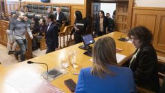 Imagen del reciente pleno del estado del municipio, con la alcaldesa, Goretti Sanmart� (BNG), en primer t�rmino, Borja Verea (PP) accediendo al sal�n y los socialistas Sindo Guinarte y Marta Abal (PSOE) al fondo, en sus esca�os