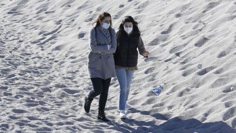 Personas paseando por la playa