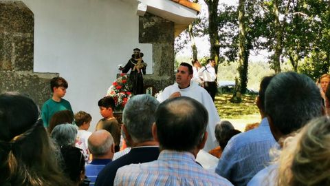 El cura Ferm�n Santiago Iglesias en la capilla de Guindiboo, en Montaos. Tras los cambios anunciados por el Arzobispado de Santiago este mi�rcoles, pasar� a atender parroquias de Valga y Catoira despu�s de un paso fugaz por la comarca de Ordes