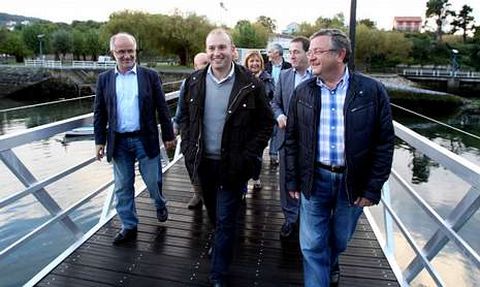 El paseo de los populares por los muelles de Barallobre.