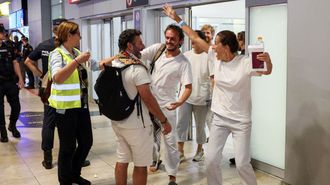 Algunos de los activistas espa�oles de la flotilla llegan a Barajas