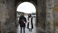 Imagen de una pareja de peregrinos que complet� el Cami�o do Mar en el 2020 en la Porta de Carlos V, en Viveiro, uno de los puntos por donde discurre esta ruta xacobea