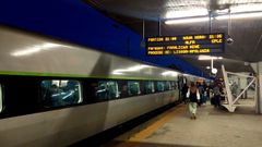Un tren Alfa Pendular de Comboios de Portugal procedente de Lisboa, en la estaci�n de Campanh�, en Oporto.