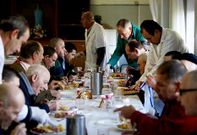 Los Hermanos Misioneros de los Enfermos Pobres est�n habituados a grandes comidas.