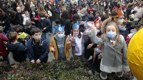 Muchos de los asistentes a la quema de comadres de Monforte eran estudiantes de los colegios de la localidad, que acudieron en grupo al acto