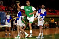 El pivote carball�s Cuco marca uno de sus tres goles ante el Lavadores en el pabell�n.