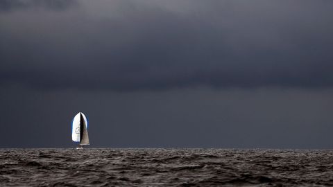 Una embarcación compite al inicio de la Mossel Bay race, en Ciudad del Cabo, Sudáfrica