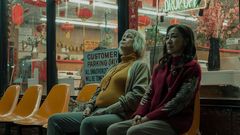 Jamie Lee Curtis y Michelle Yeoh, en una escena del filme. 