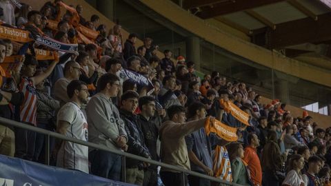 Aficionados del Obradoiro y del Leyma durante el duelo de la primera vuelta en Sar.