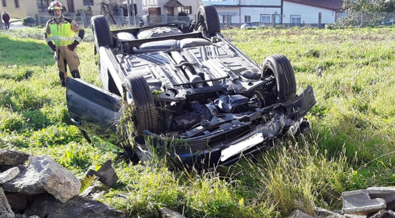 Se sale de la carretera, choca contra un muro y se va andando a casa