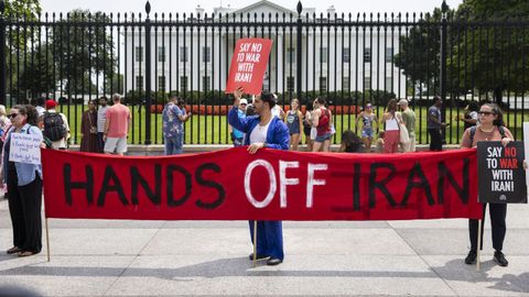 Varios manifestantes protestan contra el bombardeo por parte de Estados Unidos a Irán en Washington, frente a la Casa Blanca.