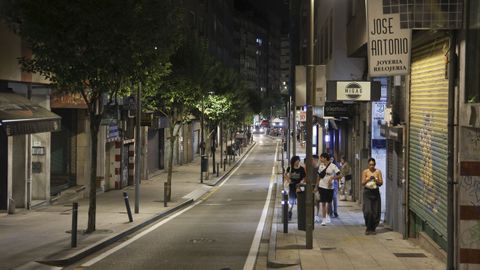 La R�a Nova de Abaixo de Santiago, otrora epicentro de la movida nocturna, pr�cticamente vac�a este viernes por la noche