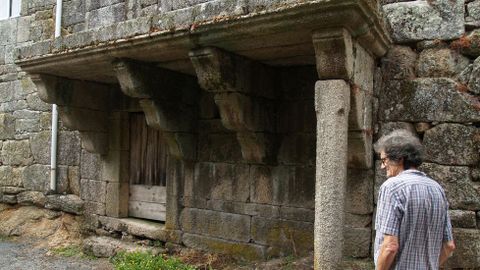 Un balcón sostido só por unha columna