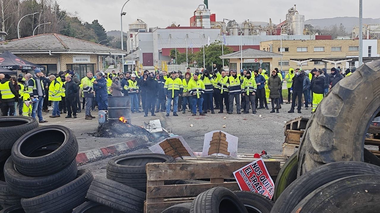 El Concello de Ribadeo respalda a la plantilla de Ence Navia, que llama ...