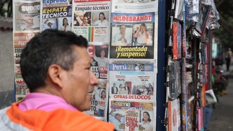 Un hombre, ante las portadas de la prensa del lunes que recogen los primeros resultados de las elecciones presidenciales de Per�